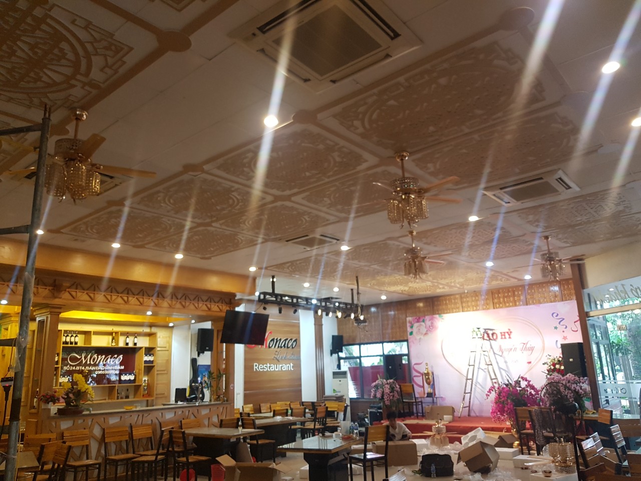 Lắp quạt trần: cách trần, cách sàn bao nhiêu và trần thạch cao cần gia cố gì 7 Lắp quạt trần đèn pha lê ở nhà hàng Monaco Linh Đàm, giàn giáo và thang chữ A còn dựng trong sảnh ăn
