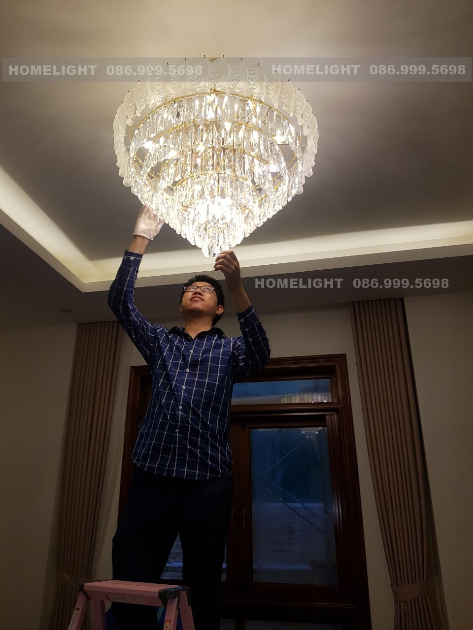 Treo đèn chùm trên trần bê tông, thạch cao, trần gỗ: tải trọng và móc treo 6 Thợ HomeLight đeo găng chỉnh pha lê đèn chùm ốp trần, treo đèn chùm giữa ô trần giật cấp có khe hắt sáng ở biệt thự San Hô