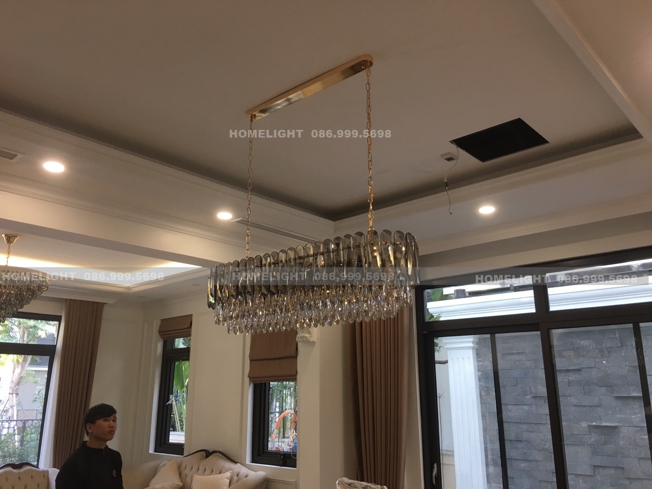 Downlight âm trần rải dọc mép trần giật cấp phòng khách biệt thự BT27 Starlake, tỏa sáng rộng khác đèn rọi ray chiếu điểm