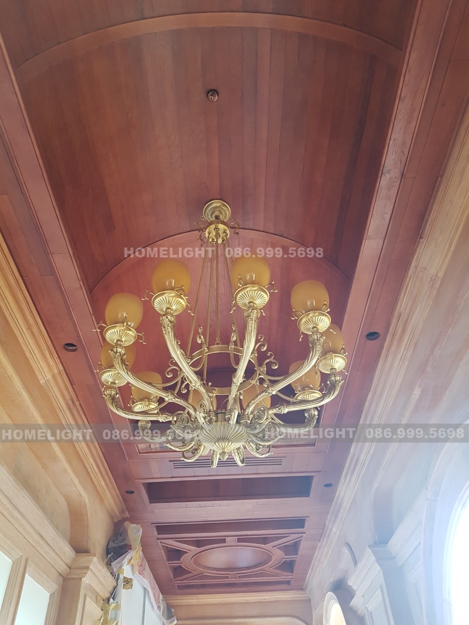 Dãy đèn chùm đồng chao thuỷ tinh dưới trần gỗ vòm tại công trình sân golf Long Biên do HomeLight thi công