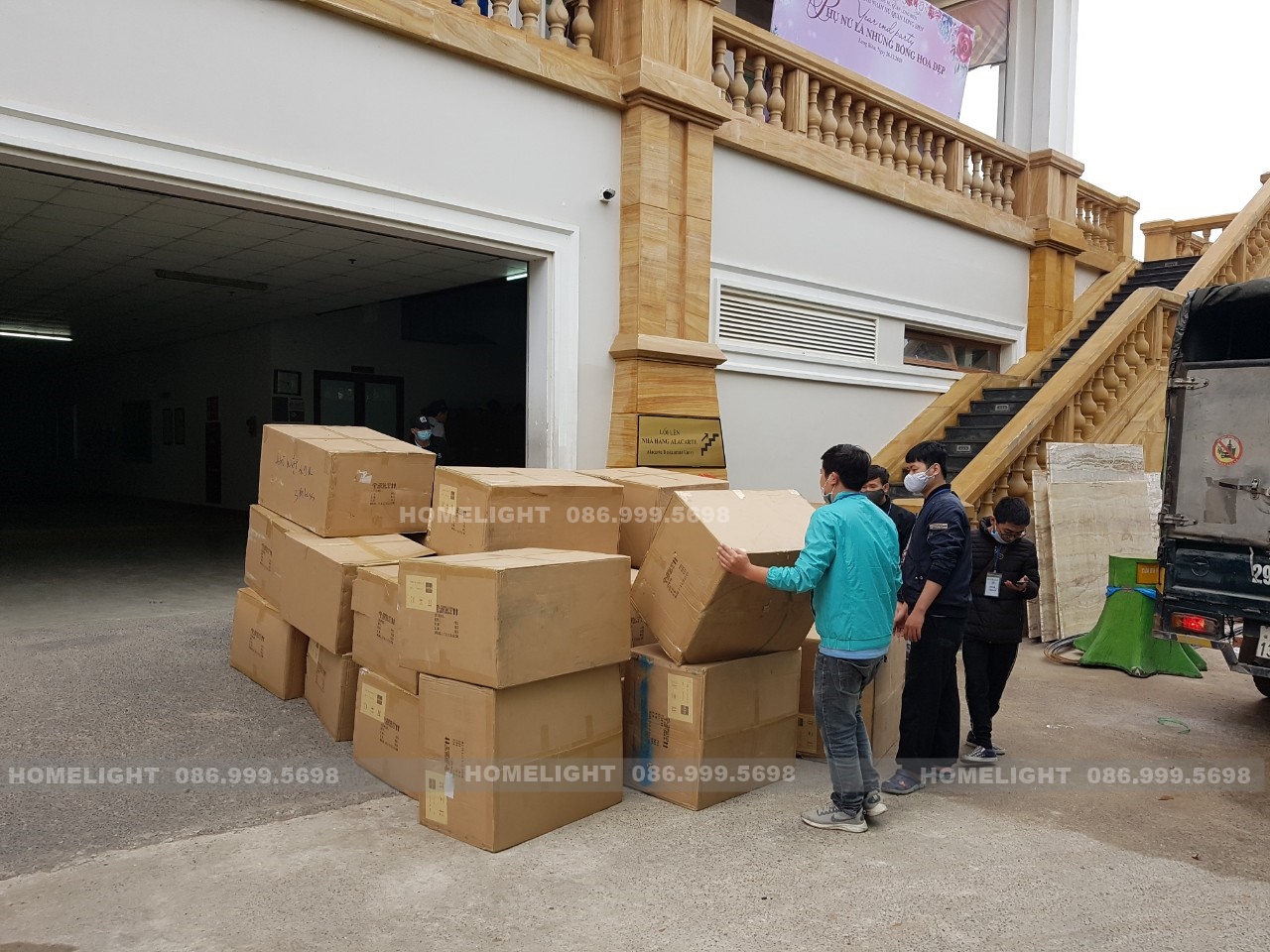 Kiện đèn được bốc xuống trước công trình sân golf Long Biên, chuẩn bị thi công đèn trang trí cho hành lang trần gỗ
