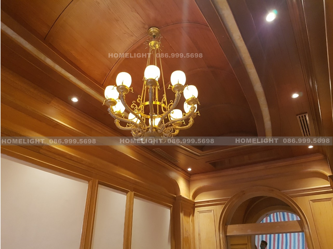 Đèn chùm đồng chao thuỷ tinh sáng dưới trần gỗ vòm sau khi bàn giao, công trình sân golf Long Biên
